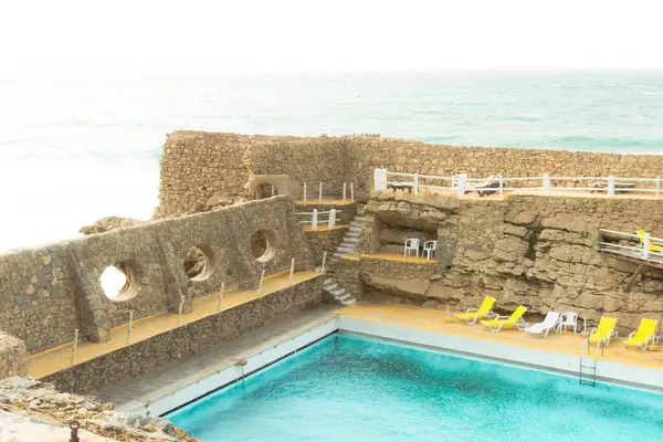 海滨游泳池的高角镜头 度假和度假的概念 — 图库照片
