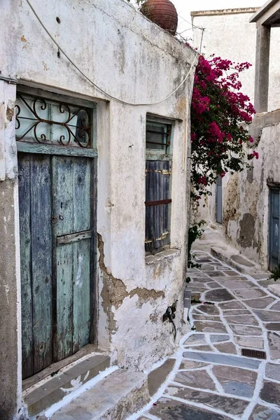 Geleneksel Beyaz Yunan Evleri Arasındaki Dar Yolun Dikey Çekimi — Stok fotoğraf
