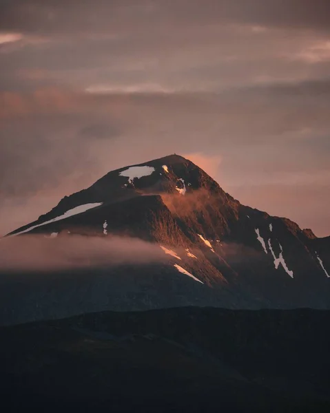 曇りの日に険しい山脈の垂直ショット — ストック写真