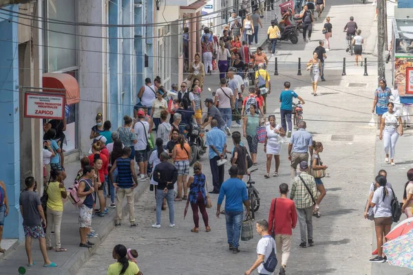 Высокоугольный Снимок Людей Идущих Средней Улице Матансасе Куба — стоковое фото
