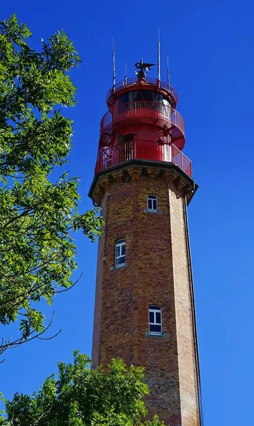 Eine Vertikale Tiefansicht Eines Leuchtturms Mit Rotem Dach Hinter Den — Stockfoto