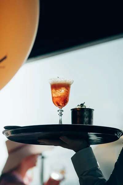 Eine Vertikale Aufnahme Einer Platte Mit Zwei Ausgefallenen Cocktails Einer — Stockfoto