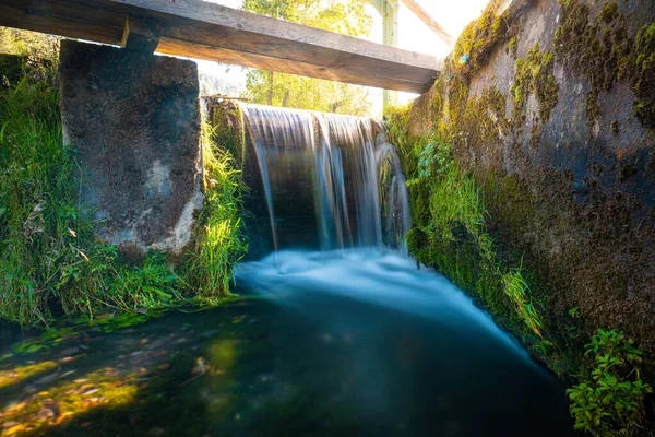 Ein Teich Mit Wasserfall Und Bemoosten Wänden — Stockfoto