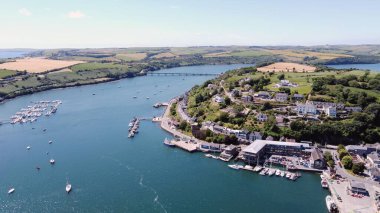 Çevresi bina ve suyla çevrili Kinsale kasabasının havadan görüntüsü.