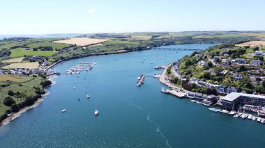 Çevresi bina ve suyla çevrili Kinsale kasabasının havadan görüntüsü.