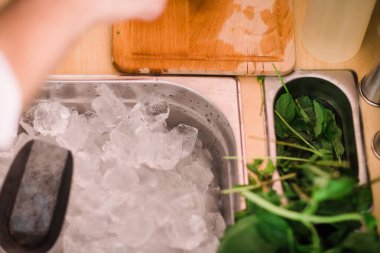 Barın arkasındaki buz ve nane kutusunun yüksek açılı görüntüsü.