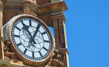 Sydney Merkez İstasyonu 'ndaki saat kulesinin yakın çekimi.