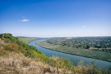Bir yerleşim yerinin yanındaki nehrin güzel bir görüntüsü.