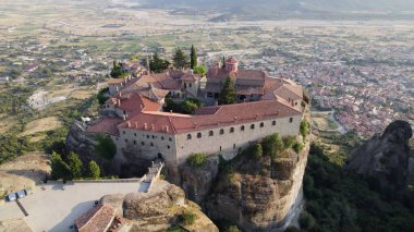 Meteora 'daki Aziz Stephen manastırının havadan görünüşü.