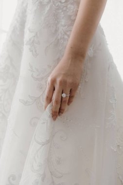 Beyaz, zarif bir gelinlik içinde bir gelin.