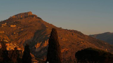 Güneşin doğuşunda güzel bir dağ manzarası