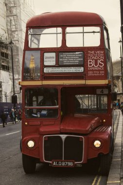 Sokaklarda bir Londra otobüsünün yakın çekimi.
