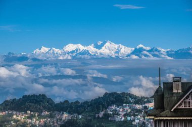 Darjeeling 'in Kanchenjunga Dağı' nın arkasındaki binalarla çevrili bir hava manzarası.