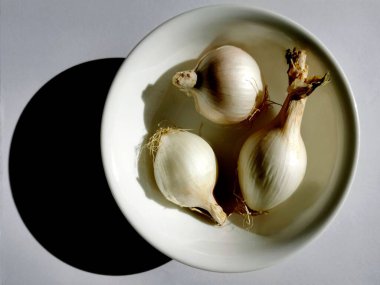 Bir kasede yakın plan beyaz soğan.