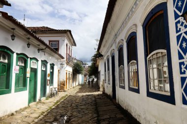 Brezilya, Paraty sokaklarındaki geleneksel binaların güzel bir görüntüsü.