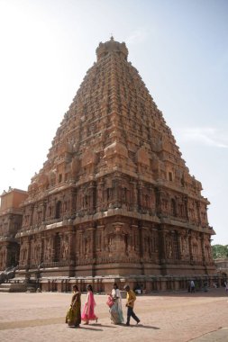 Güney Hindistan, Tamil Nadu 'daki Brihadeeswara Hindu Tapınağı' nda turistlerin dikey görüntüsü
