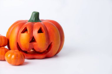 Beyaz arka planda izole edilmiş bir reçine kriko fenerinin yakın çekimi