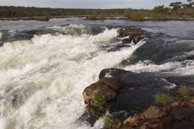 Arjantin 'de gün batımı sahnesinde akan Şeytan Gırtlağı şelalelerinin manzara görüntüsü.