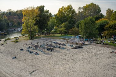 Kasvetli bir günde Tuna Nehri 'nin yüksek açılı arka planda bulutlu bir gökyüzü