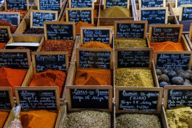 Bir markette yüksek açılı ahşap arabaların, otların ve baharatların olduğu bir çekim.