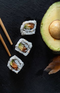 Avokado soslu ve somonlu iştah açıcı bir suşi.