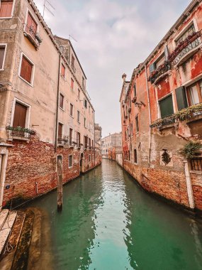 Binaların ortasındaki bir kanalın alçak açılı görüntüsü.