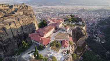 Yunanistan 'daki Meteora kaya oluşumu üzerine Kutsal Üçlü Manastırı' nın havadan çekilmiş bir fotoğrafı.