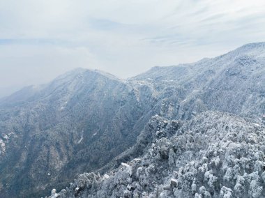 Lushan Dağı, uçurumları, bulutlar ve şelaleler denizi ile ünlüdür ve bu dağ manzarayı, dini, eğitimi ve kültürünü birleştirir..