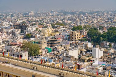 Udaipur, Rajasthan, Hindistan şehir manzarasının hava görüntüsü.