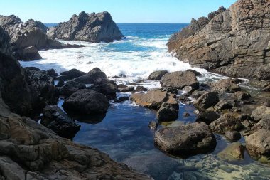 Güneşli bir yaz gününde güzel bir deniz manzarası