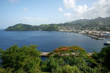 Deniz manzaralı güzel bir kasaba.