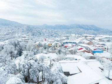 Lushan Dağı, uçurumları, bulutlar ve şelaleler denizi ile ünlüdür ve bu dağ manzarayı, dini, eğitimi ve kültürünü birleştirir..