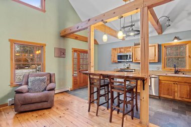 Zarif bir evde kırsal bir tasarım yaşam ve yemek alanı.