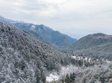 Lushan Dağı, uçurumları, bulutlar ve şelaleler denizi ile ünlüdür ve bu dağ manzarayı, dini, eğitimi ve kültürünü birleştirir..