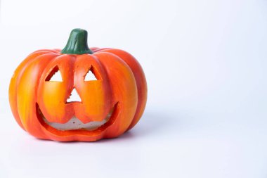 Beyaz arka planda izole edilmiş bir reçine kriko fenerinin yakın çekimi