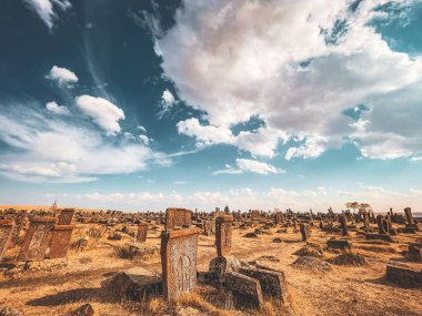Ermenistan 'daki Noratus' un tarihi mezarlığındaki antik mezarlar mavi bulutlu gökyüzünün altında