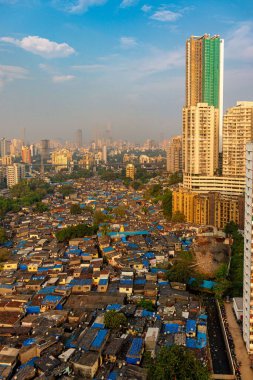 Mumbai, Hindistan 'daki modern binaların ve evlerin dikey hava görüntüsü