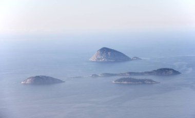 Denizde suyla çevrili adaların havadan görünüşü