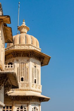 Udaipur, Mewar, Hindistan 'daki Şehir Sarayı' nın dış kısmının dikey görüntüsü.