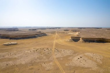 Güneşli bir günde Katar tatlısının yüksek açılı arka planda açık ve güneşli bir gökyüzü.