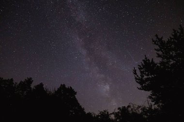 Geceleri yıldızlı gökyüzünün güzel manzarası.