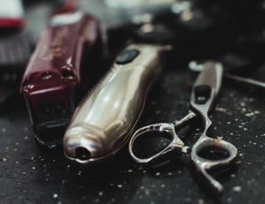 Masanın üzerinde makaslı saç makasının yakın çekimi.