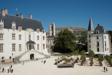 Güneşli bir günde Nantes Fransa 'da Brittany Düklerinin güzel beyaz kalesi.