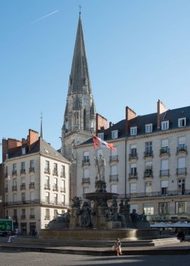 Nantes France 'ın arka planında Basilique Saint-Nicolas çeşmesinin dikey çekimi.