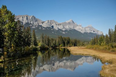 Canmore Alberta, Kanada Polis Deresi manzaralı.