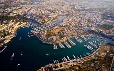 Malta 'da Valetta şehri ile çevrili bir deniz ve liman manzarası.