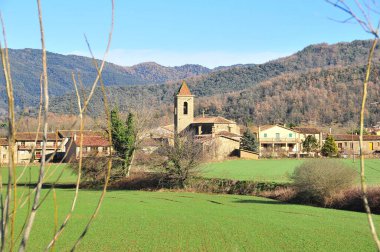 Els Hostalets d 'en Bas, Girona, İspanya' daki kasaba ve kilise manzarası.