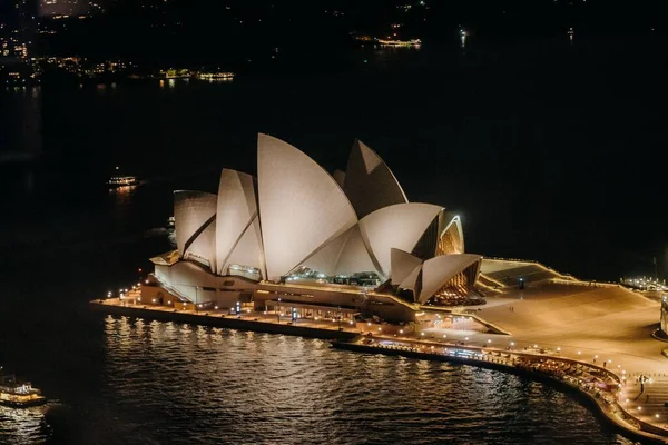 Вид Воздуха Красивый Сиднейский Оперный Театр Освещенный Ночью — стоковое фото
