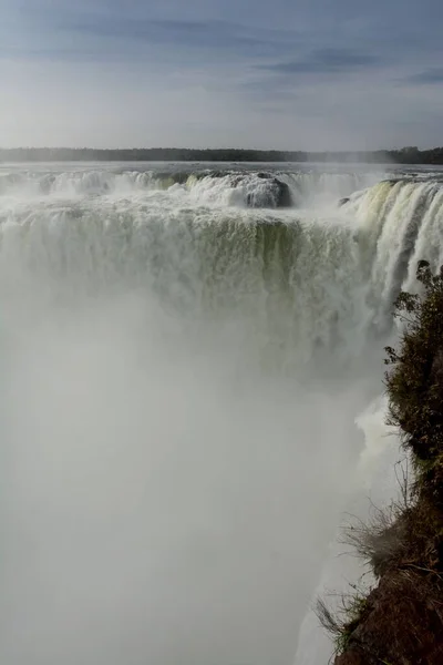 Scena Krajobrazu Diabelskich Wodospadów Gardła Argentynie Zachmurzonym Niebem Pionowy Strzał — Zdjęcie stockowe