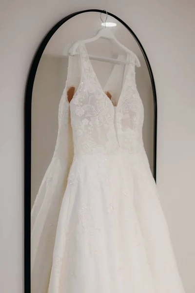 Белое Свадебное Платье Висит Зеркале Стене — стоковое фото
